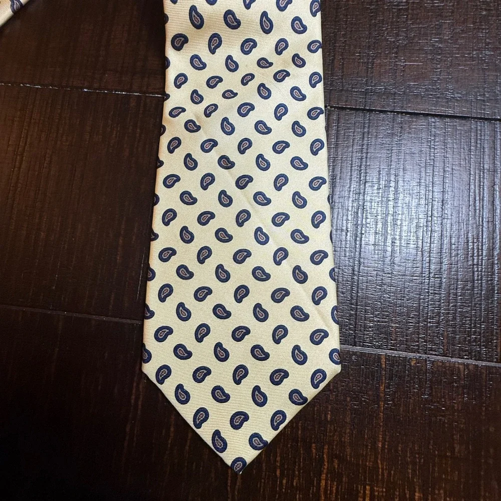 Vintage Carter & Holmes Mens Silk Tie Butter Yellow Navy Paisley Italian Necktie